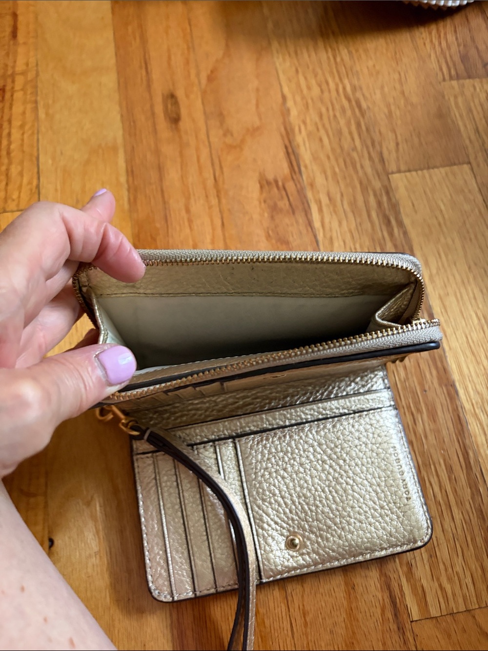 Final sale- gently used-Tory Burch Metallic Gold Pebbled Leather Wristlet - Picture 4 of 4